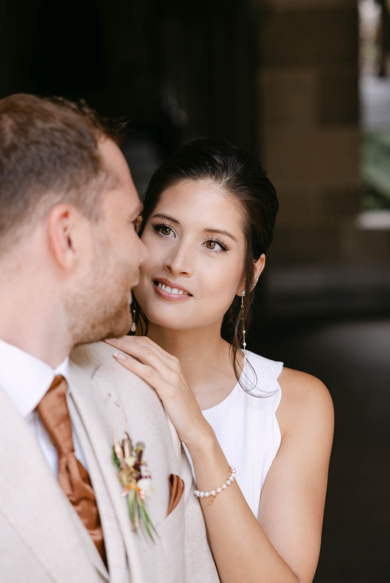 Das Hochzeitspaar schaut sich im Stadthaus Zürich verliebt in die Augen.